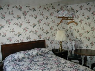 Aster Inn & Antiques - A beautiful motel in Cle Elum, Washington